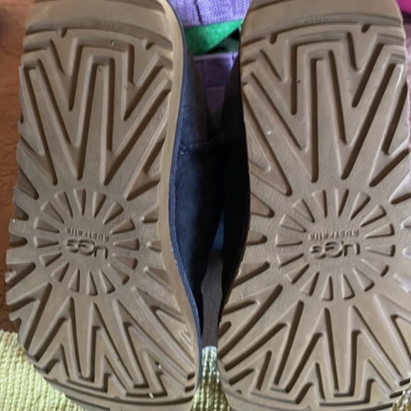 Uggs Size 7 boots - Picture 3 of 3
